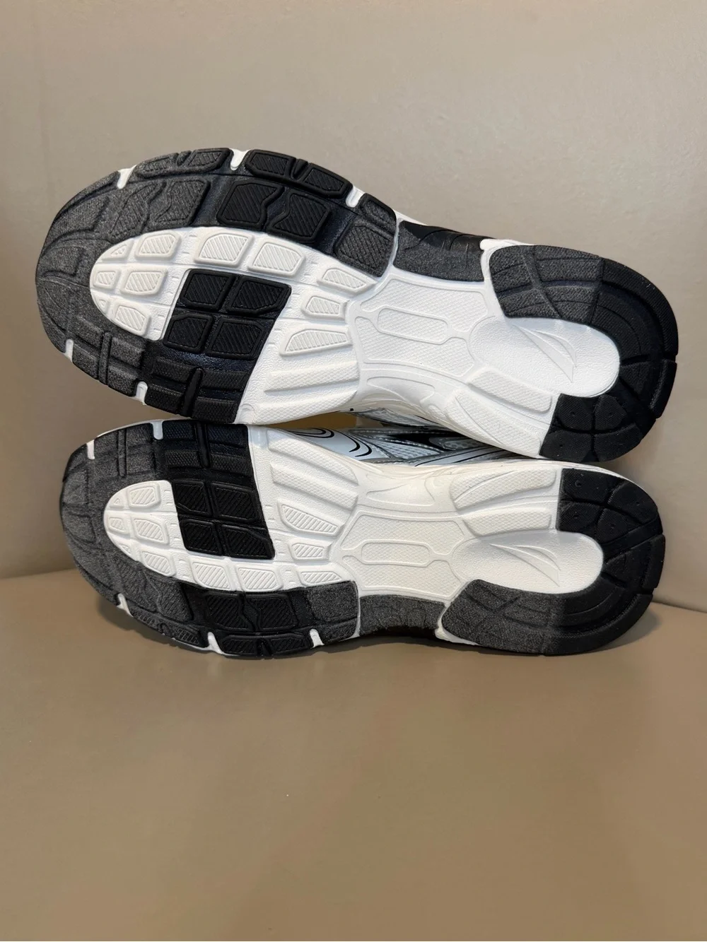 New in Box! Nautica Perelto White, Black & Silver Lace Up Jogger Sneakers Size 8